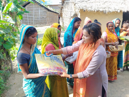 ब्रतालु महिलालाई साडीसँगै पुजा सामाग्री प्रदान